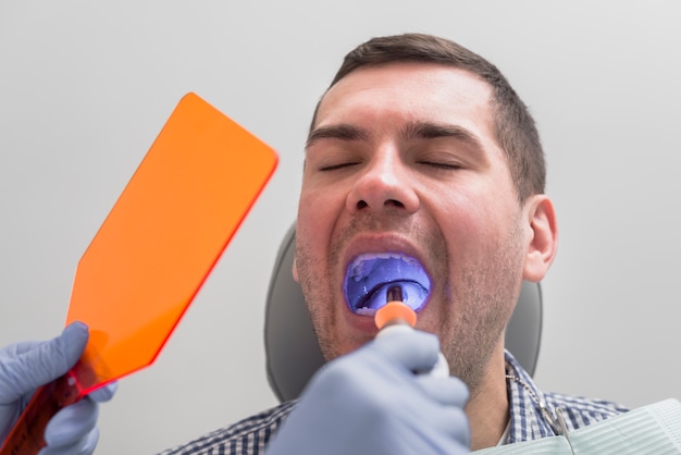 mann beim zahnarzt  kostenlose foto