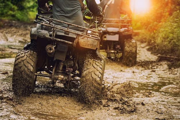 Mann Der Atv Fahrzeug Auf Weg Von Der Strasse Bahn Sportthema Der Leute Im Freien Fahrt Premium Foto