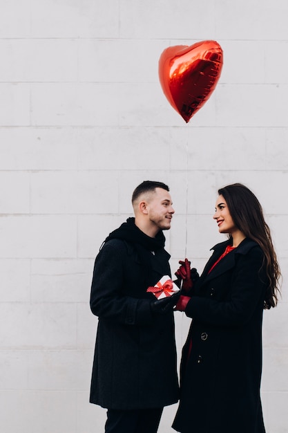 Mann Der Der Frau Romantische Geschenke Gibt Kostenlose Foto