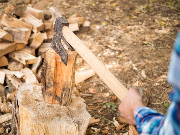 Mann Der Eine Axt Benutzt Um Holz Zu Hacken Kostenlose Foto