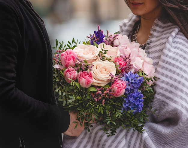 Mann Der Einer Frau Einen Blumenstrauss Von Mischblumen Gibt Kostenlose Foto