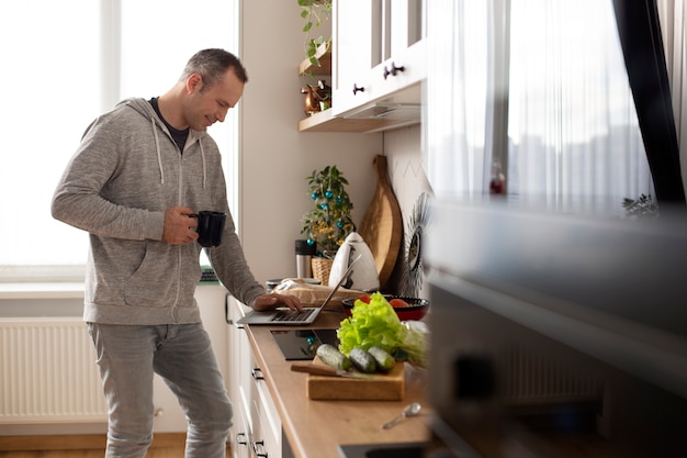 Mann, der von zu hause aus arbeitet Kostenlose Foto