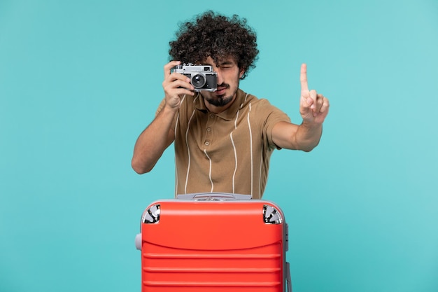 Mann Im Urlaub Mit Rotem Koffer Der Fotos Mit Kamera Auf Blauem Boden