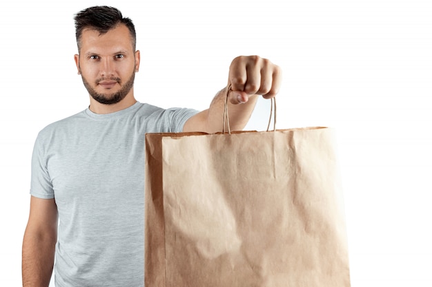 Mann in einem hellen t-shirt, das eine schnellimbissbestellung lokalisiert auf einem weißen hintergrund gibt Premium Fotos