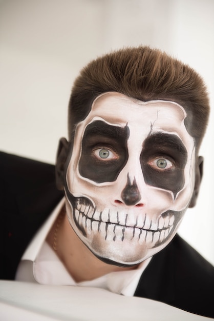 Mann Mit Make Up Halloween Zeichnen Eines Vampirs Skeletts Premium Foto