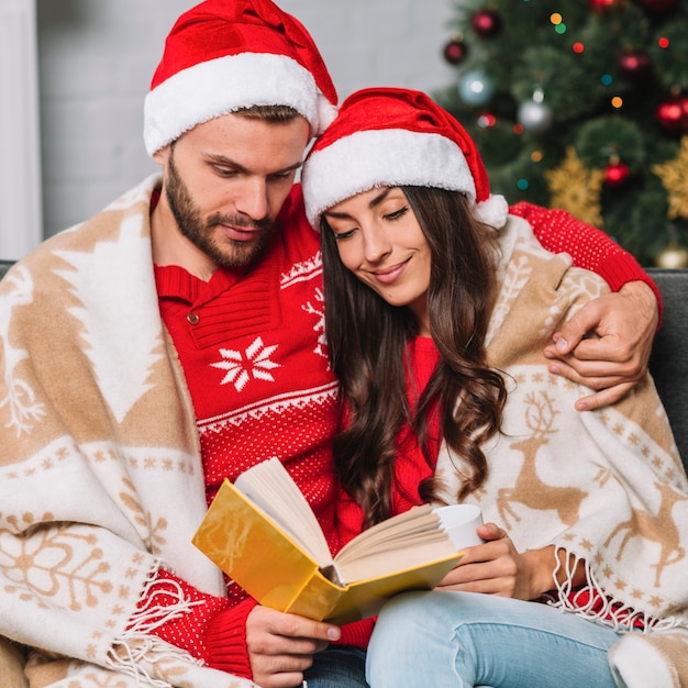 Mann und frau, die interessantes buch lesen | Kostenlose Foto