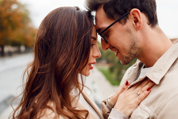 40+ Romantische bilder mann und frau , Mann und frau peinlich beim dating im herbstpark. tragen sie stilvolle