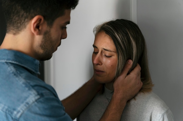 Mann Und Frau Streiten Sich Zu Hause Kostenlose Foto