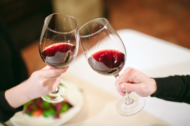 Mann und frau trinken rotwein. | Premium-Foto