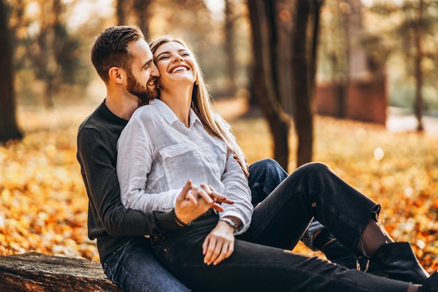 33+ Mann und frau bilder , Mann und frau umarmen und lächeln auf herbstbäumen. PremiumFoto