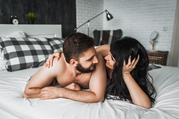 Ein Mann Mit Seiner Frau Machen Sex Im Bett