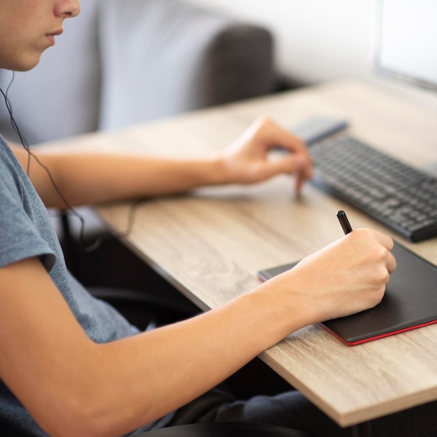 Mann Zu Hause In Quarantane Arbeiten Am Pc Kostenlose Foto