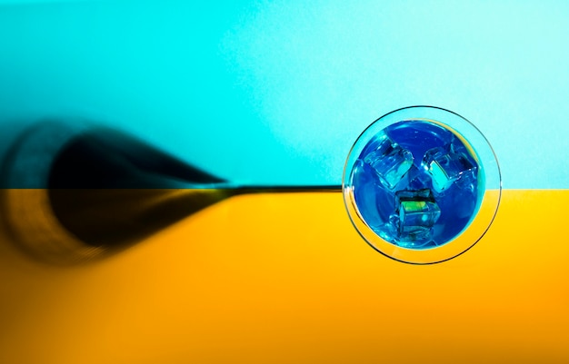 Martini-cocktail auf blauem und gelbem hintergrund Kostenlose Fotos