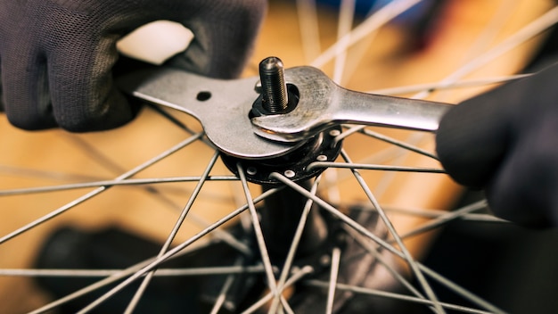 Mechaniker, der ein fahrrad repariert Kostenlose Fotos