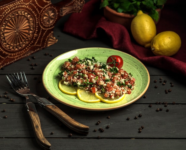 Mediterraner petersiliensalat aus frischen tomaten und hanfsamen ...