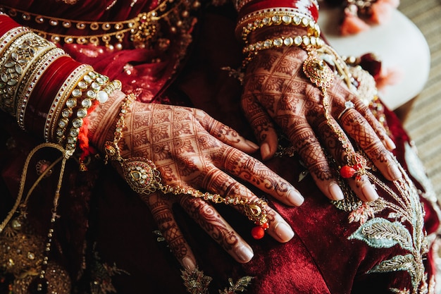 Mehndi Designs Auf Handen Und Schonen Traditionellen Indischen Schmuck Kostenlose Foto