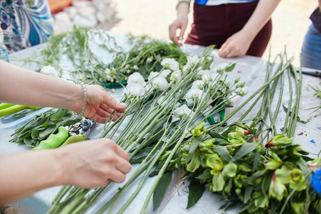 Meisterkurs Zur Herstellung Von Blumenstraussen Blume Lernen Premium Foto