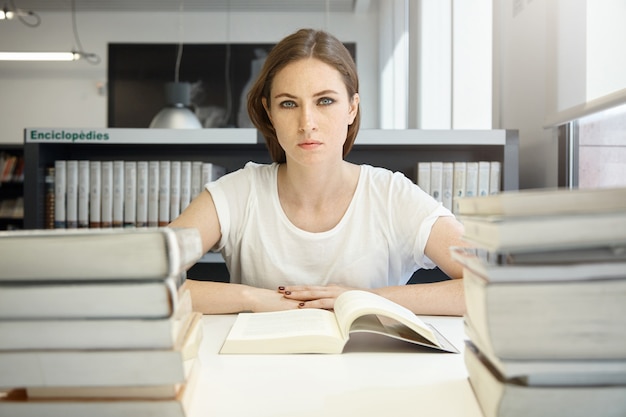 Menschen Und Bildungskonzept Mude Studentin Studiert Liest Ein Lehrbuch Uber Wirtschaftswissenschaften Bereitet Sich Auf Einen Mba Test Oder Eine Prufung Vor Fuhlt Sich Erschopft Und Sitzt Am Schreibtisch In Der Bibliothek Kostenlose