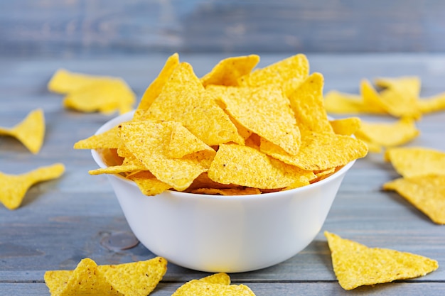 Mexikanische nachos mit käse. corn chips isoliert auf holztisch ...