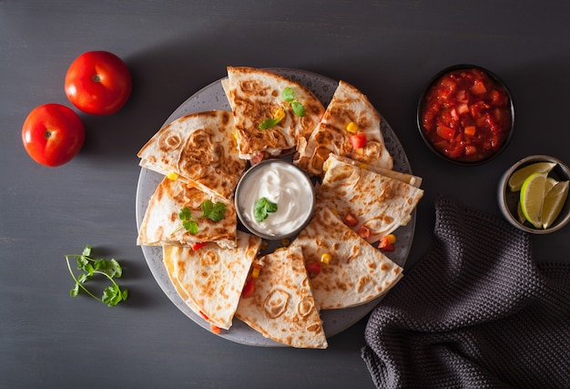 Mexikanische quesadilla mit huhn, tomate, zuckermais und käse | Premium ...