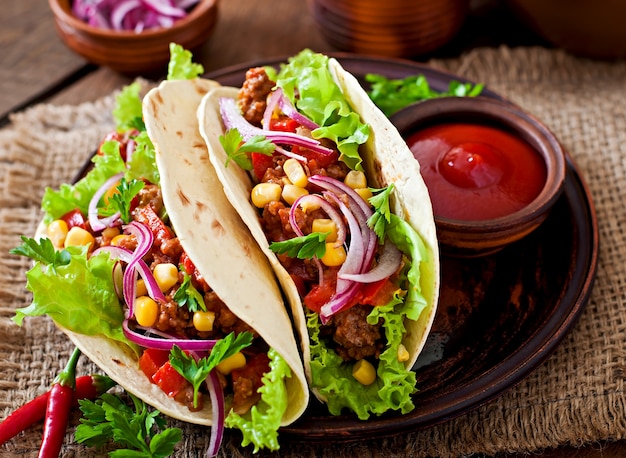 Mexikanische tacos mit fleisch, gemüse und roter zwiebel | Kostenlose Foto
