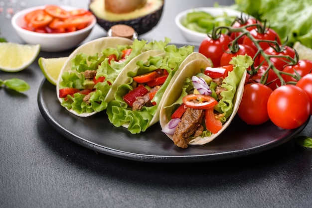 Mexikanische tacos mit rindfleisch, tomaten, avocado, zwiebeln und ...