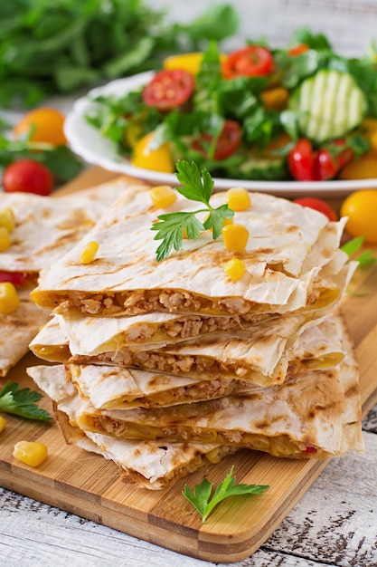 Mexikanischer quesadilla-wrap mit hühnchen, mais und paprika und ...