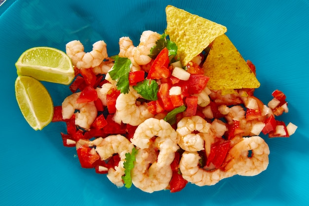 Mexikanisches lebensmittel der garnele ceviche de camaron auf blau Premium Fotos