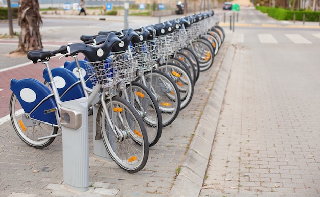 Mieten sie ein fahrrad für die stadt Kostenlose Foto