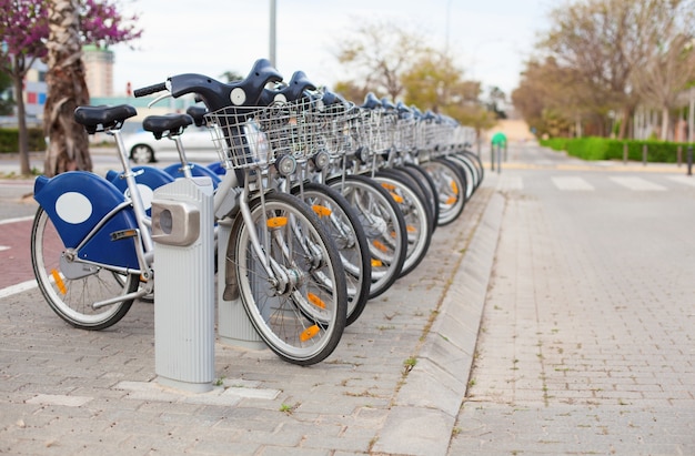 Mieten sie ein fahrrad für die stadt Kostenlose Foto