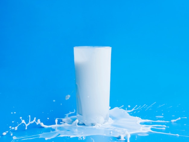 Milch aus dem glas gießen Kostenlose Foto