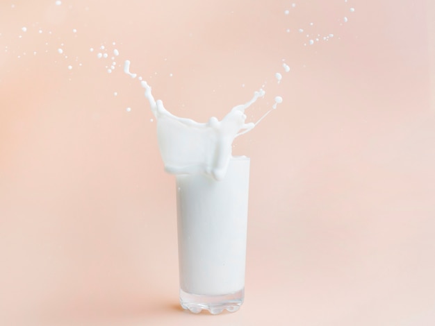 Milch aus dem glas gießen PremiumFoto