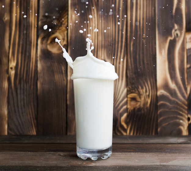 Milch aus dem glas gießen Kostenlose Foto