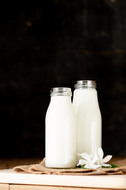 Milch gesunde milchprodukte  auf dem tisch Kostenlose Foto