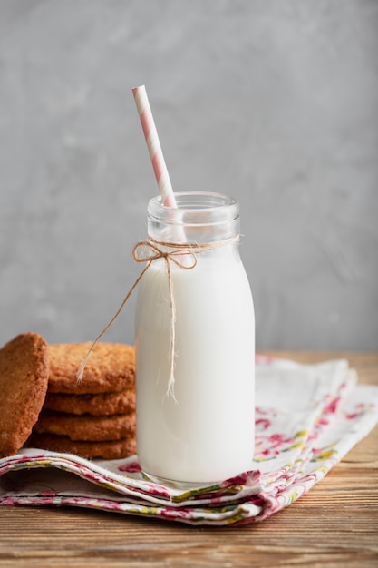 Milch in der flasche mit strohhalm | Kostenlose Foto
