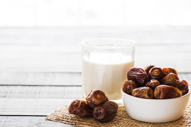 Milch und datteln obst. muslimisches einfaches iftar-konzept. ramadan ...