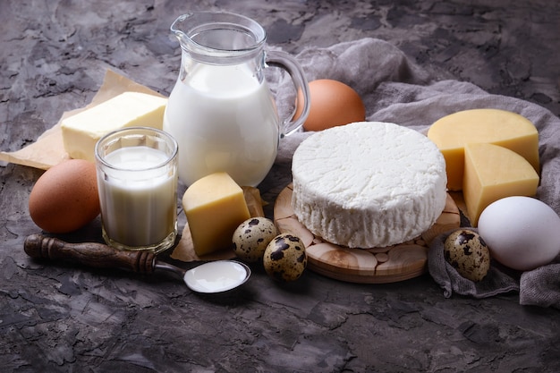 Milchprodukte. milch, hüttenkäse, sauerrahm, butter, eier. selektiver fokus Premium Fotos