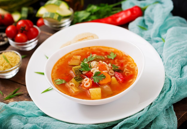 Minestrone - &amp;quot;große suppe&amp;quot;, suppe mit vielen zutaten - ein gericht der ...