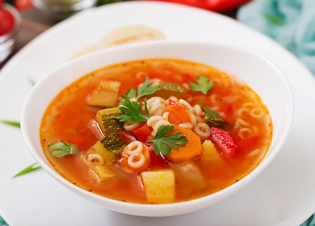 Minestrone - &amp;quot;große suppe&amp;quot;, suppe mit vielen zutaten - ein gericht der ...