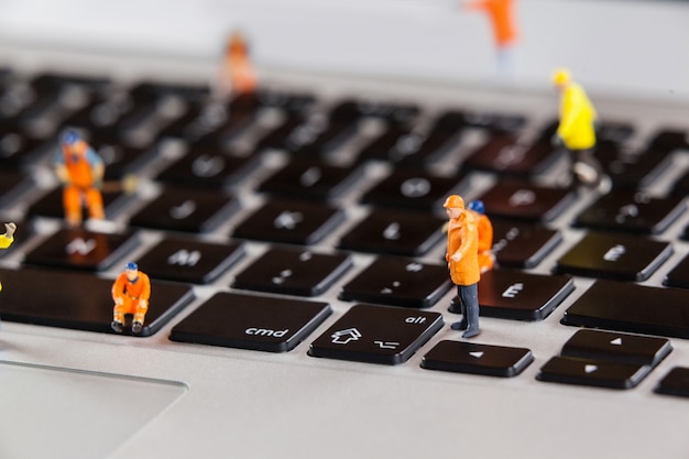 Miniatur Arbeiter Die Ein Laptop Tastatur Reparieren Kostenlose Foto