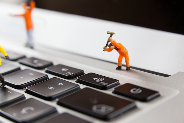 Miniatur Arbeiter Die Ein Laptop Tastatur Reparieren Kostenlose Foto