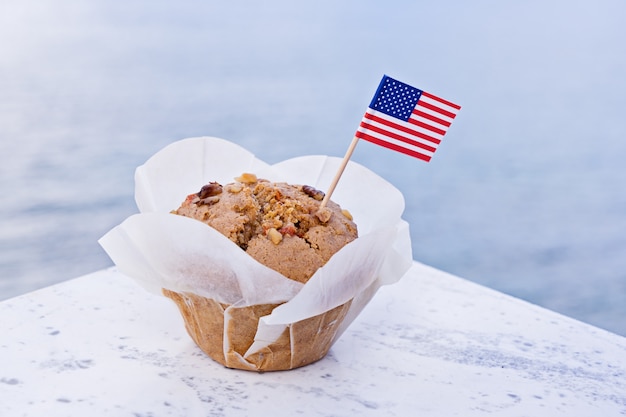 Miniaturflagge von amerika usa mit süßem kleinem kuchen ...