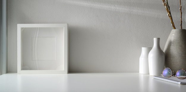 Minimaler arbeitsplatz mit spott herauf rahmen- und kopienraum auf weißer tabelle Premium Fotos