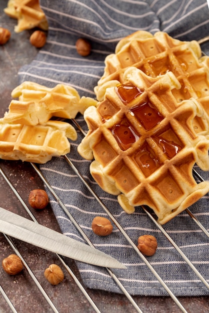 Mit honig überzogene waffel mit haselnüssen | Kostenlose Foto