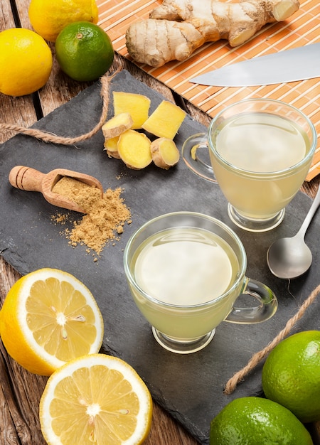 Mit ingwer und zitrone trinken. | Premium-Foto