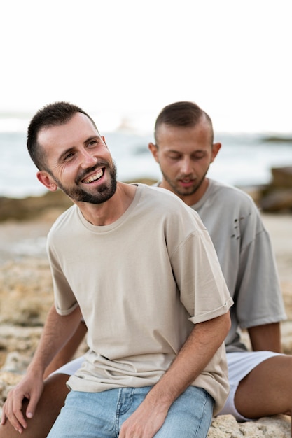 Mittlerer Schuss Gluckliches Schwules Paar Kostenlose Foto