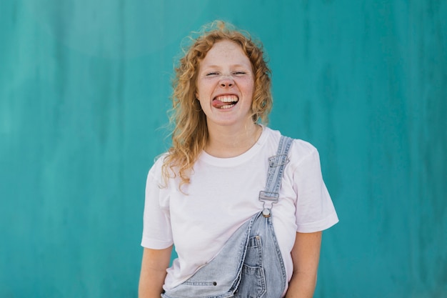 Mittleres schussmädchen, das lustiges gesicht macht Kostenlose Fotos