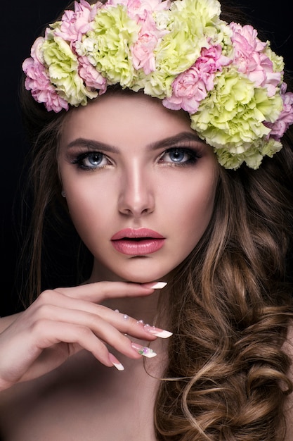 Mode mädchen mit blumen im haar | Premium-Foto