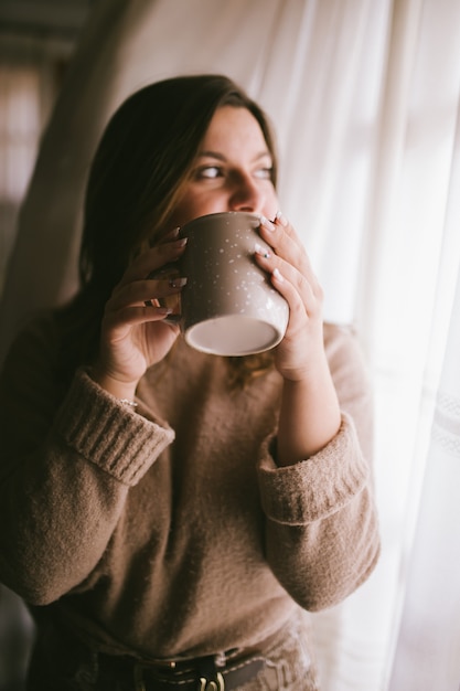 Modefrau Die Kaffee Oder Teemoment Geniesst Kaffeetasse In Den Madchenhanden Frau Mit Tasse Heissem Getrank Winter Tasse Zu Trinken Entspannendes Konzept Premium Foto