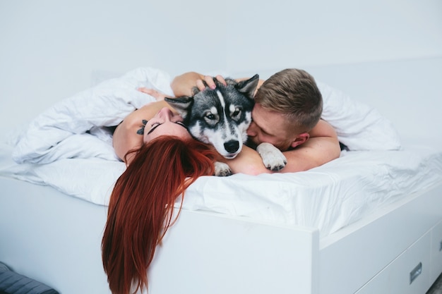 Moderne paare mit hund schläft Kostenlose Foto